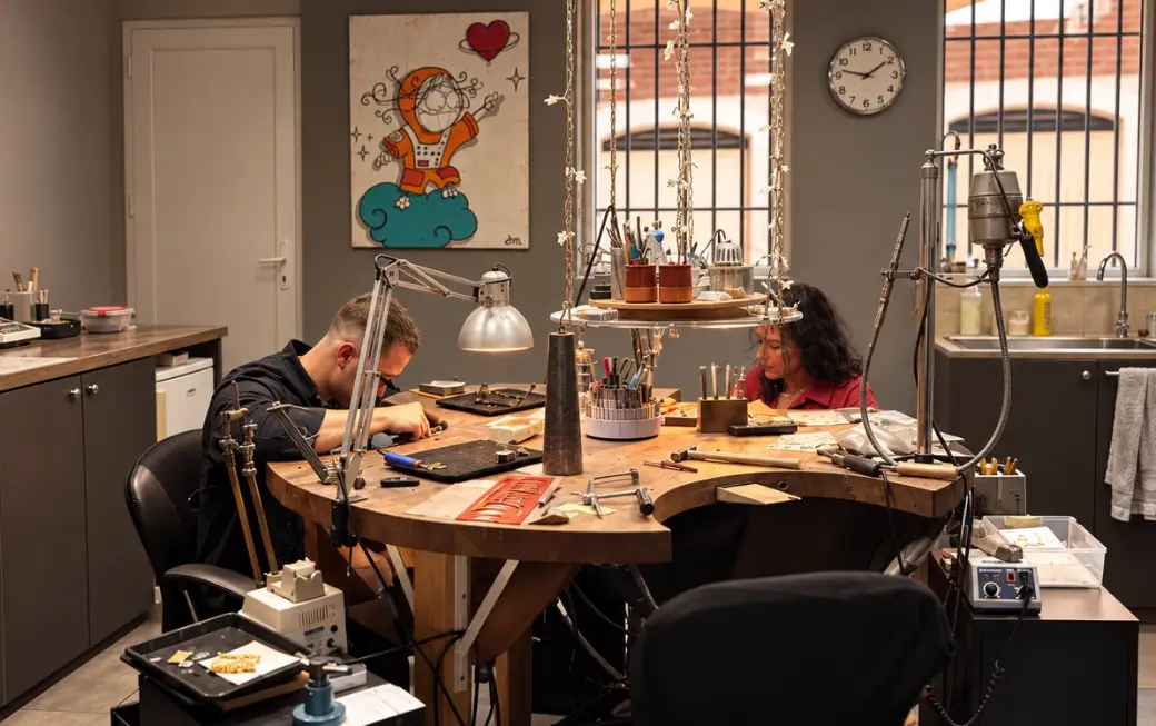 Joailliers à la table de travail