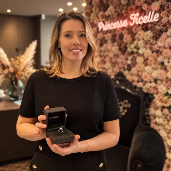 Caroline présentant une bague dans son écrin