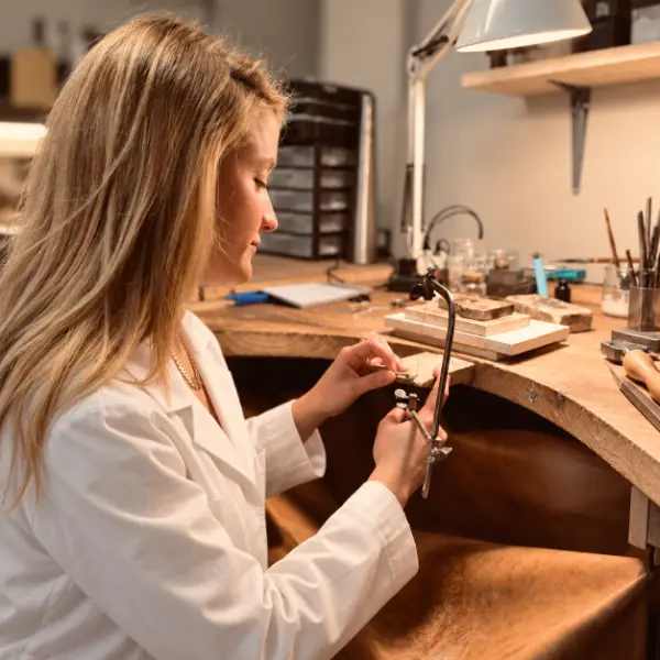 Chloé travaillant une pièce à son établi