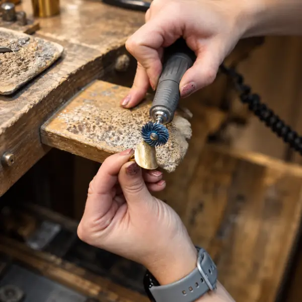 Caroline présentant une bague dans son écrin