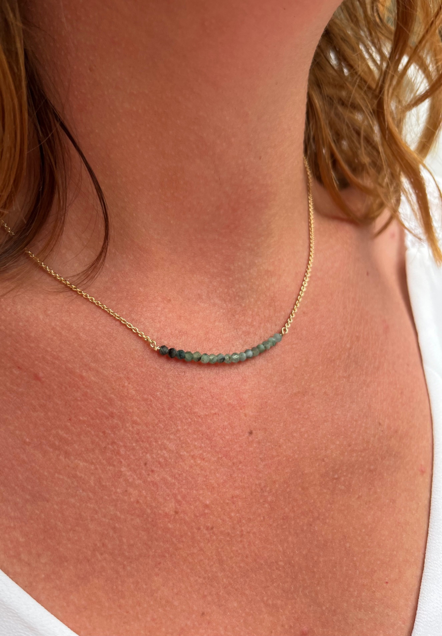Collier beads emeraudes sur chaine or jaune