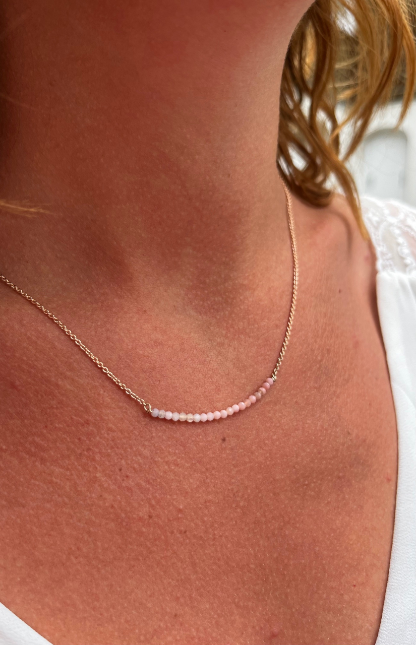 Collier beads opales sur chaine or jaune